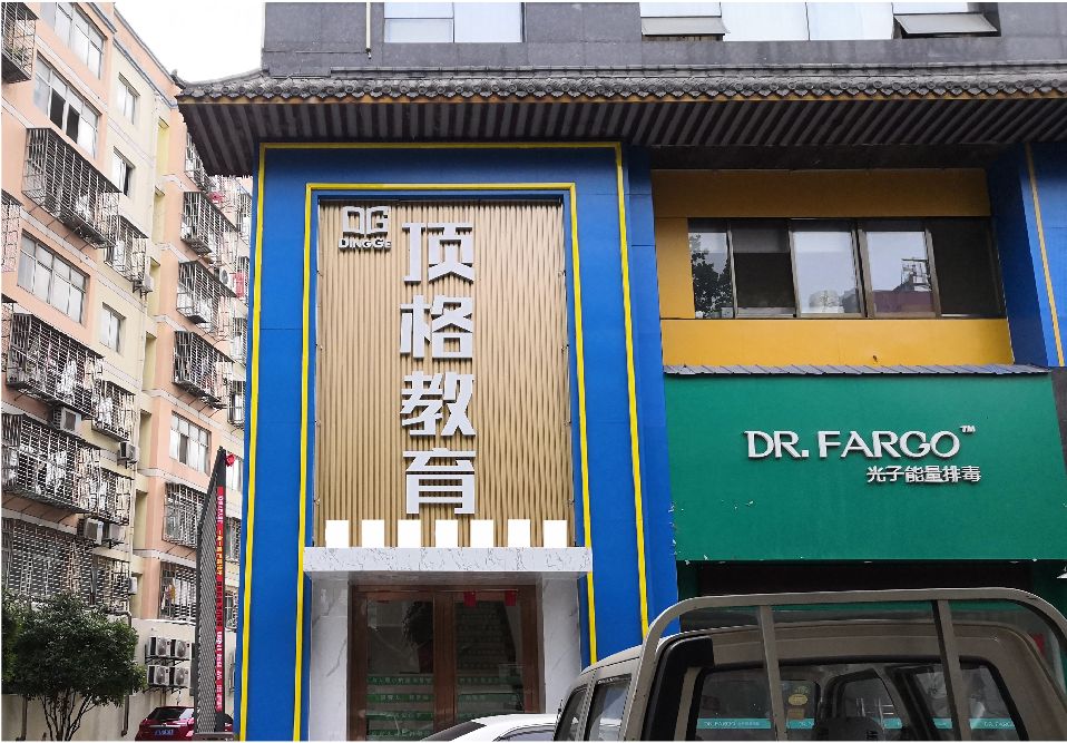 沿河门头设计要符合门店特色。